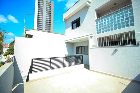Casa à venda com 196m², 3 quartos e 2 vagas Casa à venda com 196m², 3 quartos e 2 vagasVaranda