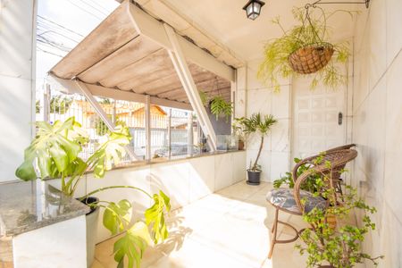 Casa à venda com 180m², 3 quartos e 3 vagas Casa à venda com 180m², 3 quartos e 3 vagasVaranda