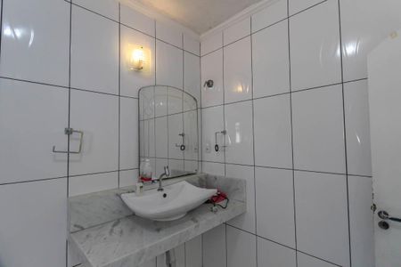 Casa à venda com 240m², 4 quartos e 2 vagasBanheiro da Suíte