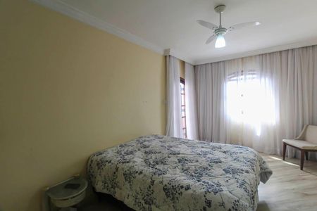 Casa à venda com 240m², 4 quartos e 2 vagasSuite