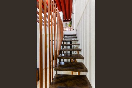 Casa à venda com 200m², 3 quartos e 2 vagas Casa à venda com 200m², 3 quartos e 2 vagasEscada