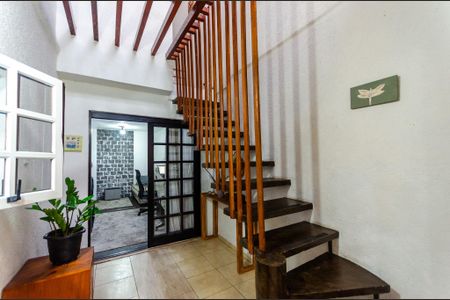 Casa à venda com 200m², 3 quartos e 2 vagas Casa à venda com 200m², 3 quartos e 2 vagasHall escada