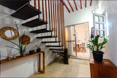 Casa à venda com 200m², 3 quartos e 2 vagas Casa à venda com 200m², 3 quartos e 2 vagasHall escada