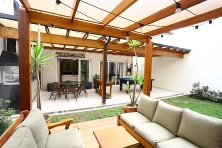 Casa à venda com 447m², 4 quartos e 2 vagas Casa à venda com 447m², 4 quartos e 2 vagasvaranda 1 churrasqueira e jardim