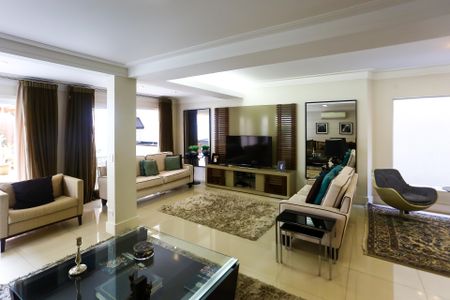 Casa à venda com 447m², 4 quartos e 2 vagas Casa à venda com 447m², 4 quartos e 2 vagasSala