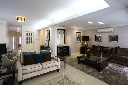 Casa à venda com 447m², 4 quartos e 2 vagas Casa à venda com 447m², 4 quartos e 2 vagasSala