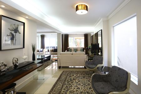 Casa à venda com 447m², 4 quartos e 2 vagas Casa à venda com 447m², 4 quartos e 2 vagasSala