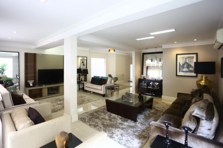 Casa à venda com 447m², 4 quartos e 2 vagas Casa à venda com 447m², 4 quartos e 2 vagasSala