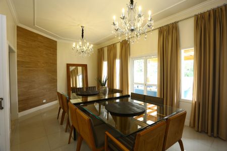 Casa à venda com 447m², 4 quartos e 2 vagas Casa à venda com 447m², 4 quartos e 2 vagasSala de Jantar