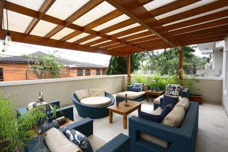 Casa à venda com 447m², 4 quartos e 2 vagas Casa à venda com 447m², 4 quartos e 2 vagasvaranda 2