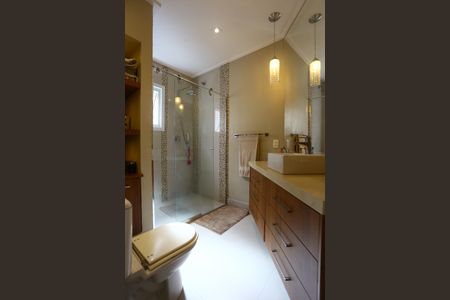 Casa à venda com 447m², 4 quartos e 2 vagas Casa à venda com 447m², 4 quartos e 2 vagasBanheiro da Suíte 1