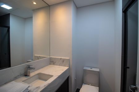 Banheiro de apartamento à venda com 1 quarto, 37m² em Pinheiros, São Paulo