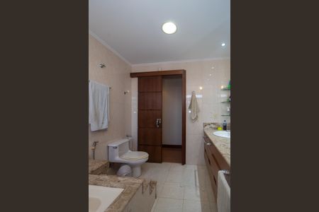 Casa à venda com 394m², 4 quartos e 3 vagasBanheiro da Suíte