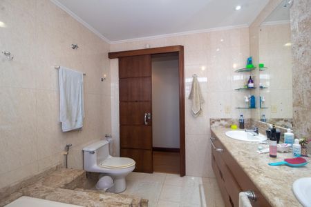 Casa à venda com 394m², 4 quartos e 3 vagasBanheiro da Suíte