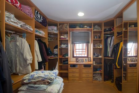 Casa à venda com 394m², 4 quartos e 3 vagasCloset da suíte