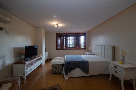 Casa à venda com 394m², 4 quartos e 3 vagasSuíte