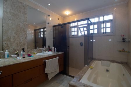 Casa à venda com 394m², 4 quartos e 3 vagasBanheiro da Suíte