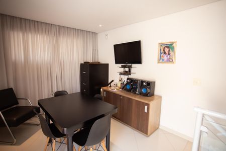 Casa à venda com 210m², 4 quartos e 2 vagasEscritório