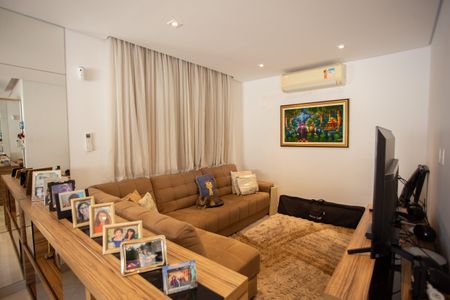 Casa à venda com 210m², 4 quartos e 2 vagasSala