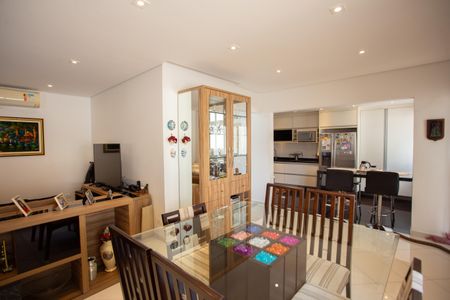 Casa à venda com 210m², 4 quartos e 2 vagasSala