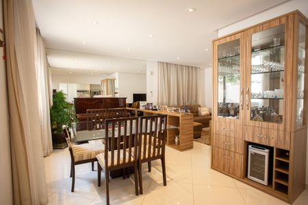 Casa à venda com 210m², 4 quartos e 2 vagasSala