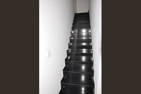 Casa para alugar com 102m², 3 quartos e 2 vagas Casa para alugar com 102m², 3 quartos e 2 vagas Escada Quartos
