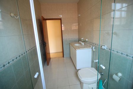 Casa à venda com 225m², 5 quartos e 3 vagasBanheiro - Quarto 1