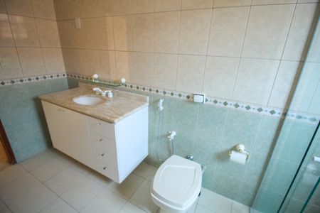 Casa à venda com 225m², 5 quartos e 3 vagasBanheiro - Quarto 1