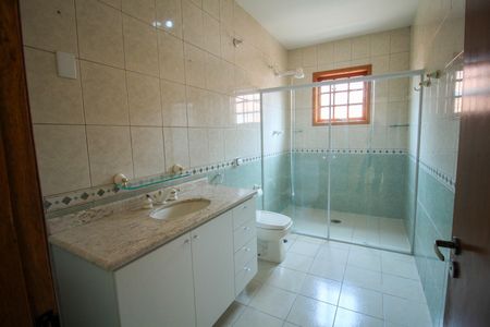 Casa à venda com 225m², 5 quartos e 3 vagasBanheiro - Quarto 1