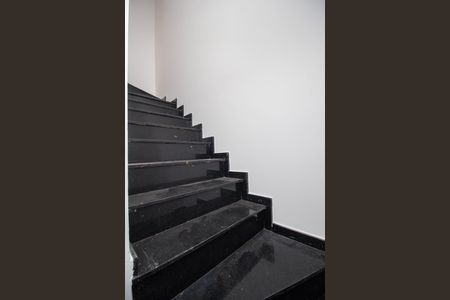 Casa à venda com 102m², 3 quartos e 2 vagasEscada