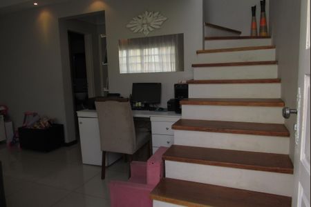 Casa de condomínio à venda com 116m², 2 quartos e 2 vagasEscada da Sala