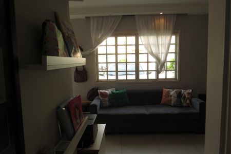 Casa de condomínio à venda com 116m², 2 quartos e 2 vagasSala