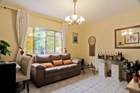 Casa à venda com 240m², 5 quartos e 3 vagas Casa à venda com 240m², 5 quartos e 3 vagasCasa 2 - Sala