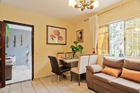 Casa à venda com 240m², 5 quartos e 3 vagas Casa à venda com 240m², 5 quartos e 3 vagasCasa 2 - Sala