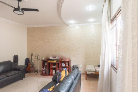 Casa à venda com 240m², 3 quartos e 4 vagasSala
