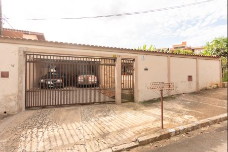 Casa à venda com 240m², 3 quartos e 4 vagasFachada