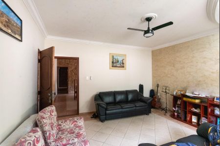 Casa à venda com 240m², 3 quartos e 4 vagasSala