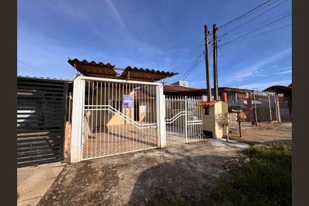 Casa para alugar com 60m², 2 quartos e 2 vagasFachada + Placa