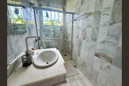 Casa à venda com 360m², 5 quartos e 4 vagasBanheiro 1