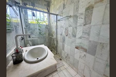 Casa à venda com 360m², 5 quartos e 4 vagasBanheiro 1