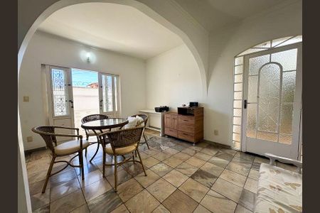 Casa à venda com 360m², 5 quartos e 4 vagasSala