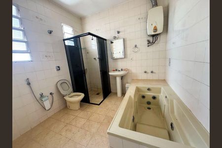 Casa à venda com 360m², 5 quartos e 4 vagasbanheiro da Suíte 2