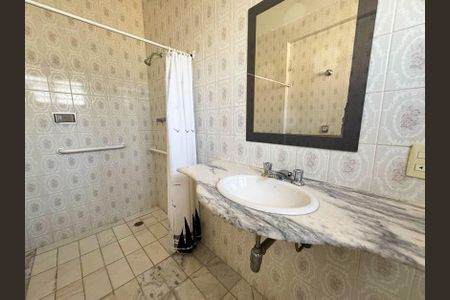 Casa à venda com 360m², 5 quartos e 4 vagasBanheiro da Suíte 1