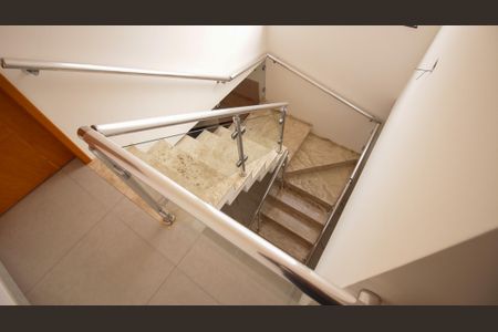 Casa à venda com 250m², 3 quartos e 2 vagasEscada