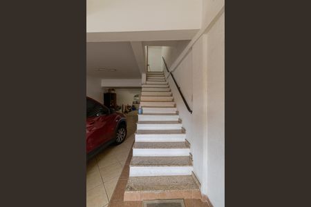 Casa à venda com 235m², 2 quartos e 3 vagas Casa à venda com 235m², 2 quartos e 3 vagasEscada