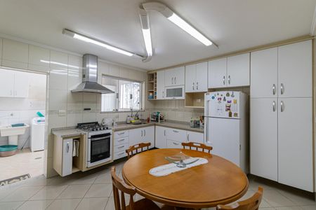 Casa à venda com 235m², 2 quartos e 3 vagas Casa à venda com 235m², 2 quartos e 3 vagasCozinha