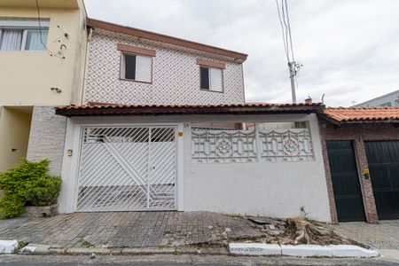 Casa à venda com 235m², 2 quartos e 3 vagas Casa à venda com 235m², 2 quartos e 3 vagasFachada