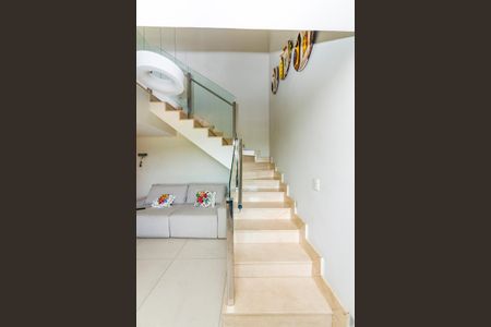 Apartamento à venda com 180m², 4 quartos e 3 vagas Apartamento à venda com 180m², 4 quartos e 3 vagasEscada