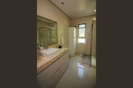 Casa à venda com 400m², 4 quartos e 5 vagasBanheiro da Suíte 1