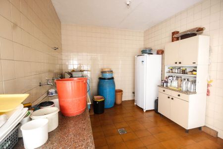 Casa à venda com 581m², 10 quartos e 5 vagas Casa à venda com 581m², 10 quartos e 5 vagasÁrea de serviço casa 1